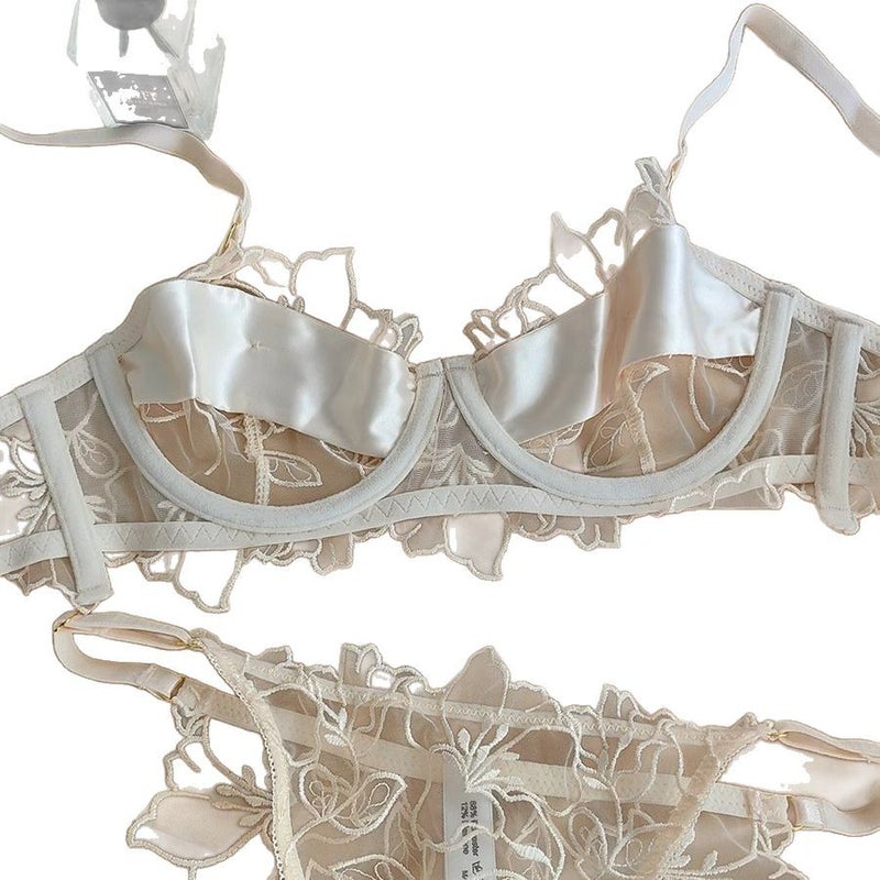 Ultra-thin Women's Lacy Embroidered Tempting Plunge-Proof Non-Slip Seamless Bra Set - Image 5