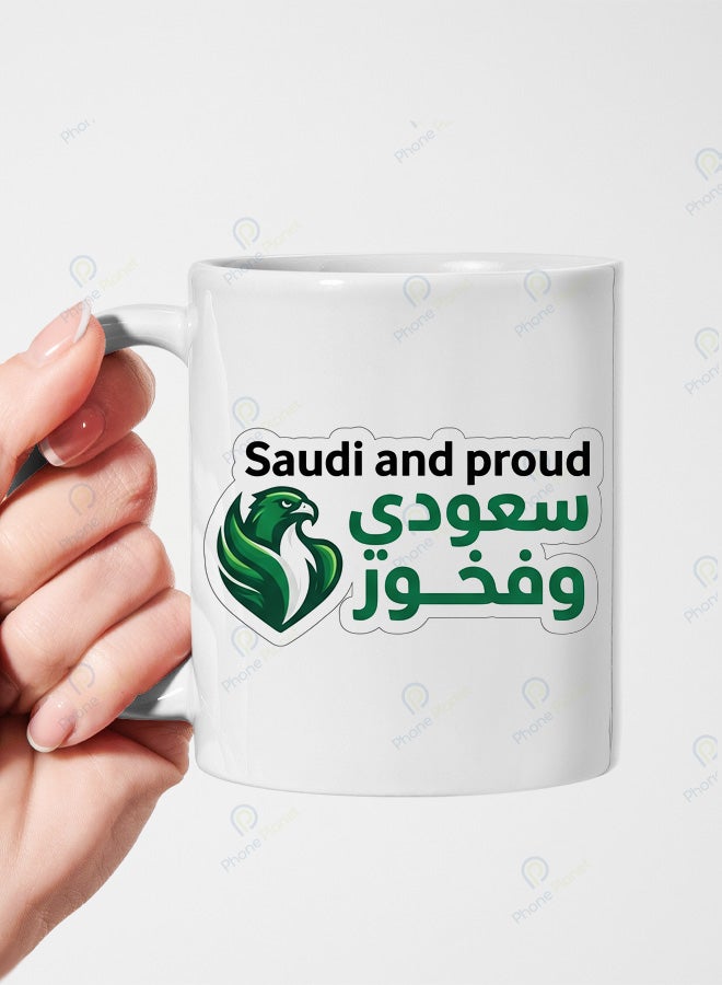 كوب من السيراميك الأبيض مع عبارة سعودي وفخور