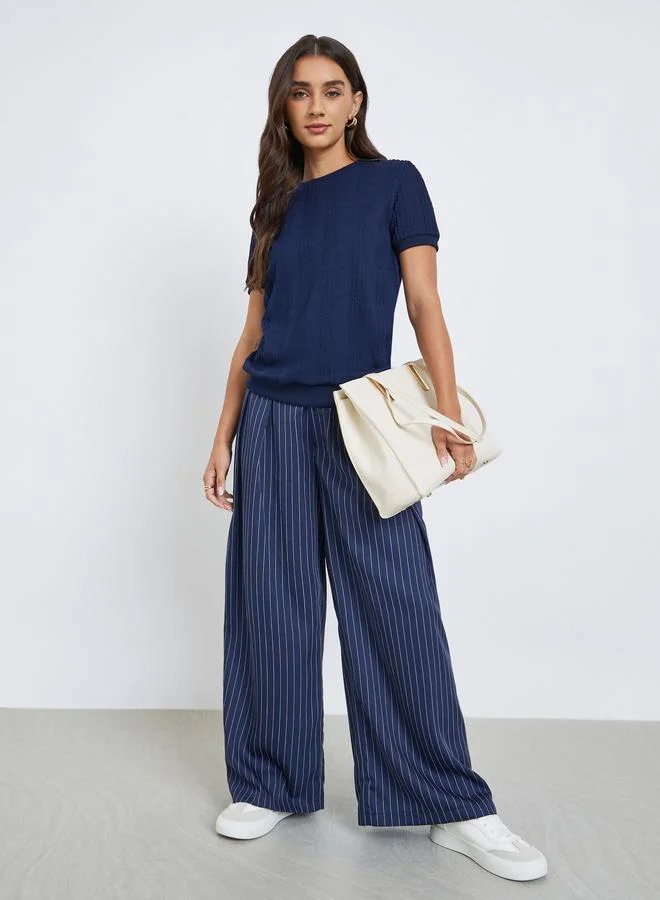 ستايلي تيشيرت محبوك بتفاصيل بارزة الملمس