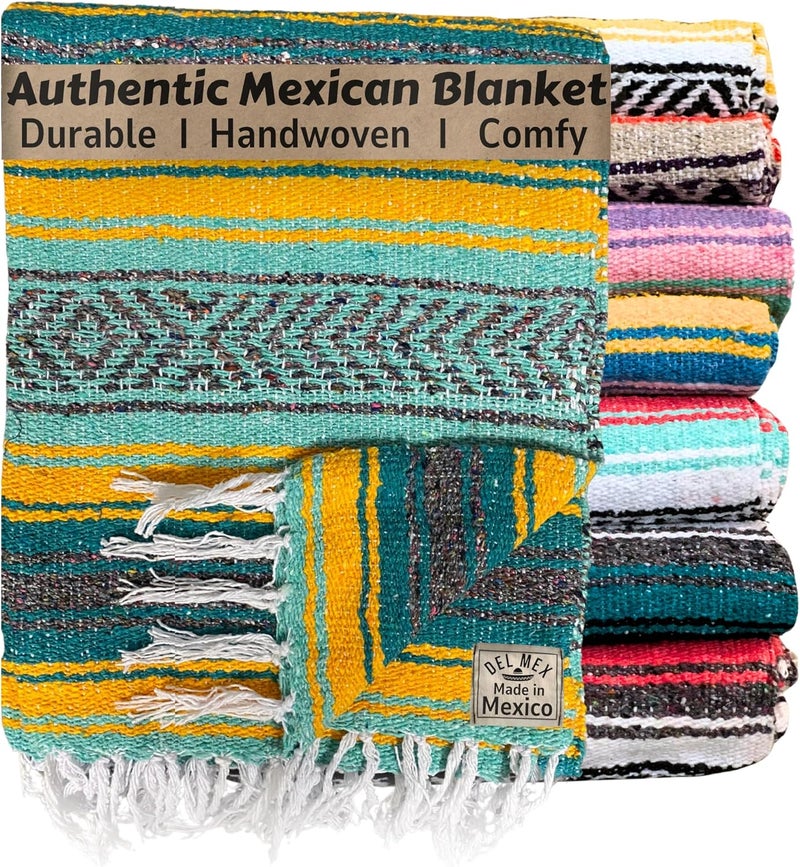 ديل مكس بطانية مكسيكية كلاسيكية من Del Mex، حجم كبير، مصنوعة يدويًا بتقنية النسيج الزائف (70 بوصة × 50 بوصة)، ذات طراز جنوبي غربي أصيل، مناسبة للشاطئ، اليوغا، والأنشطة الخارجية (لون أزرق فاتح/أصفر). - Image 1