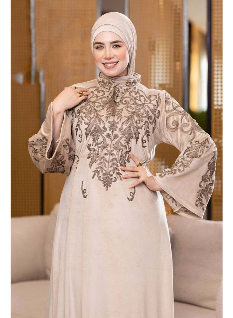 عباية حريمي شتوية قطيفة مطرزة – مناسبة للاستقبال والخروج - Image 2