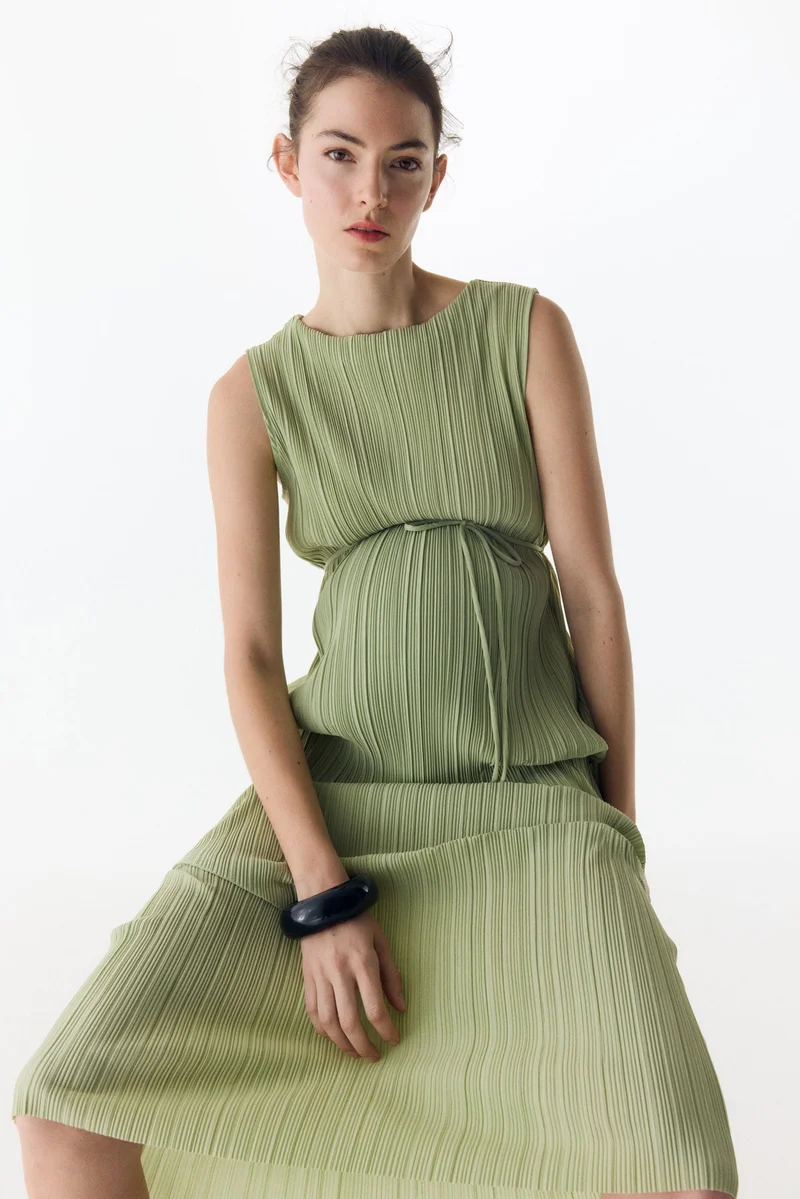 اتش اند ام فستان مزين بطيات من تشكيلة ماما