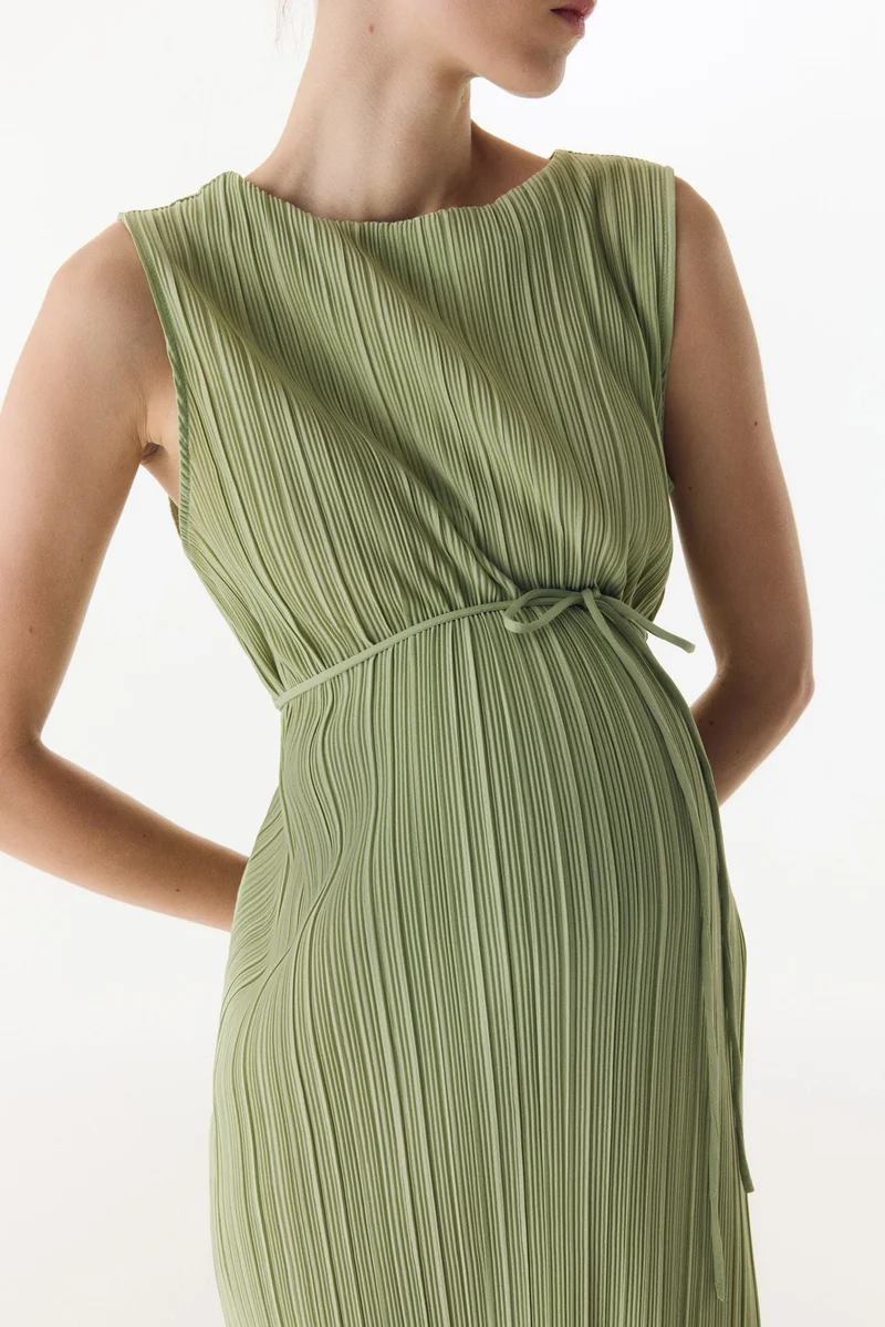 اتش اند ام فستان مزين بطيات من تشكيلة ماما