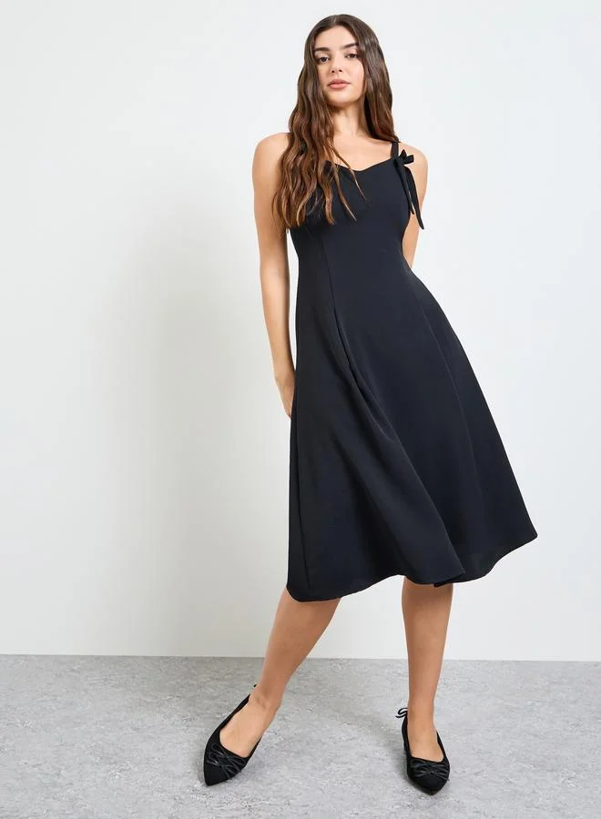 ستايلي Black Solid Bow Straps A-Line Midi Dress