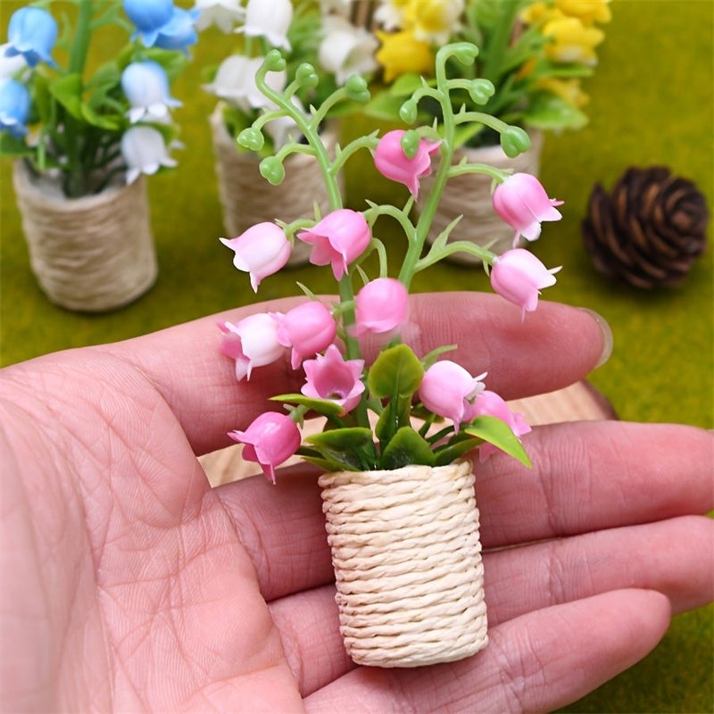 زنبق الوادي الصغير المزروع في أصيص أزرق مصغر لمشهد ديكور الحديقة الصغيرة الريفية - Image 3