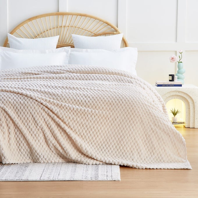 KING SIZE BLANKET FOR BED OR COUCH 3D IMITATION TURTLE SHELL JACQUARD DECORATIVE FLEECE BLANKETS COZY SOFT LIGHTWEIGHT FUZZY FLANNEL BLANKET SUITABLE FOR ALL SEASONS90108BEIGE