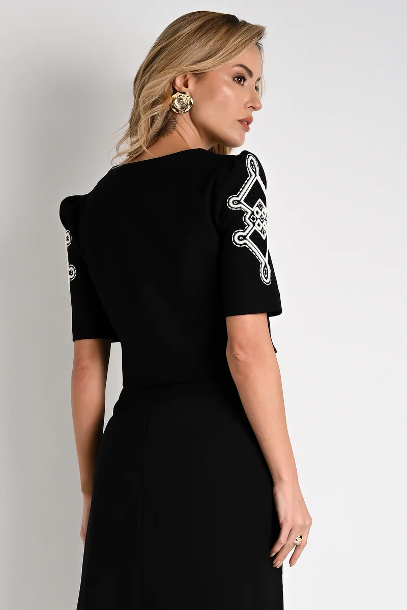 كارمن ستيفنز بلوزة سوداء مربعة الرقبة بأكمام