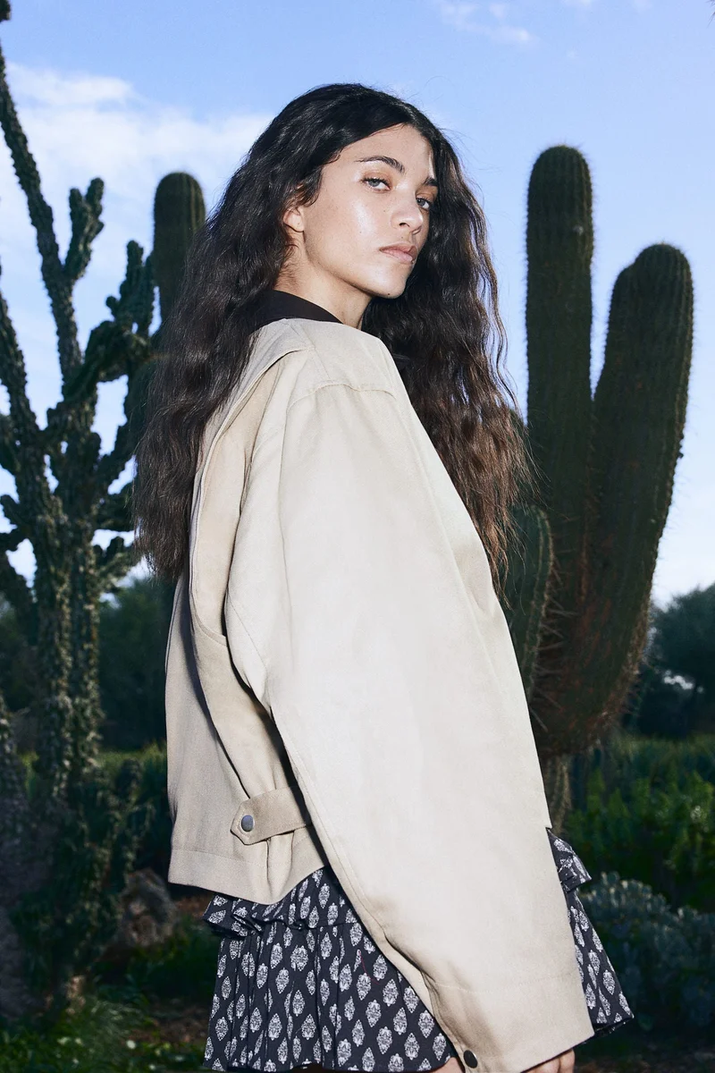 اتش اند ام جاكيا من قماش التويل بياقة مبطنة