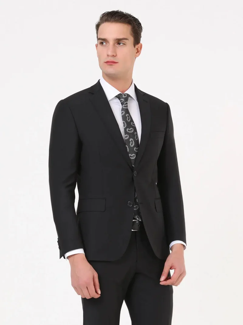 كيب بدلة سوداء عصرية من مزيج الصوف