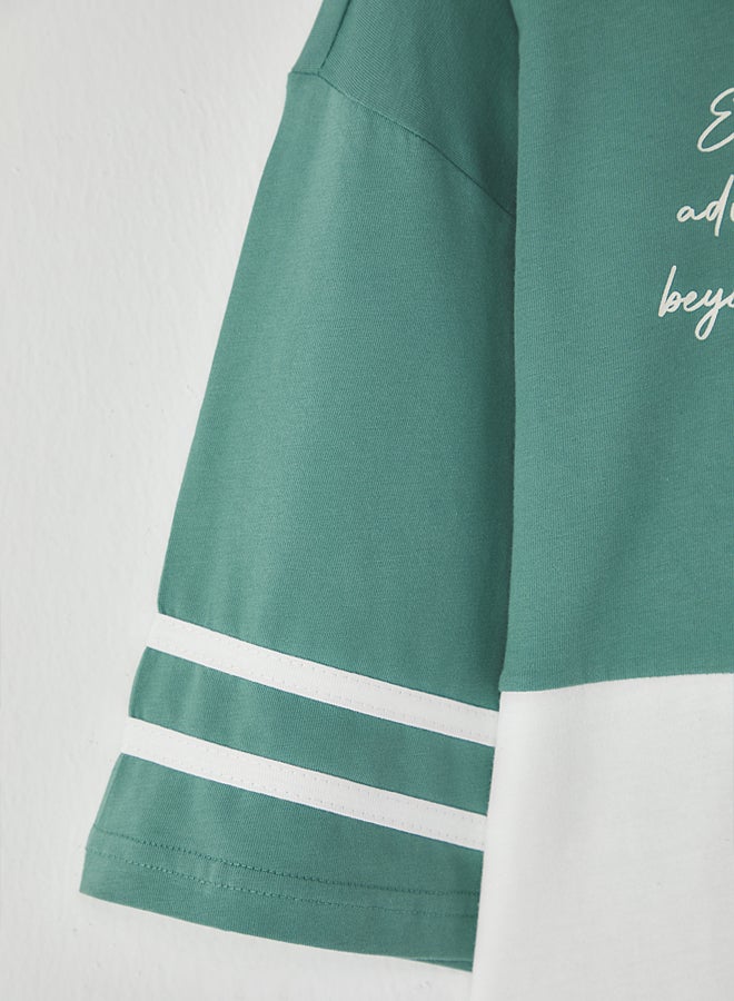 trendyol Green Oversize/Wide Cut Color Block Brooklyn Printed Polo Neck T-shirt - Image 4