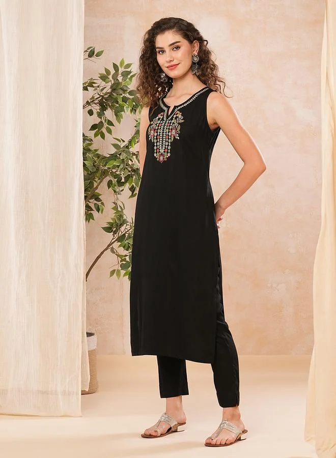 جلو باص طقم كورتا مستقيمة مطرزة بالزهور مع بنطال بخصر مطاطي