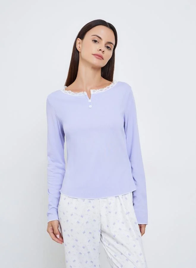 ستايلي طقم بيجاما من بنطال مطبع مع تيشيرت بتفاصيل دانتيل