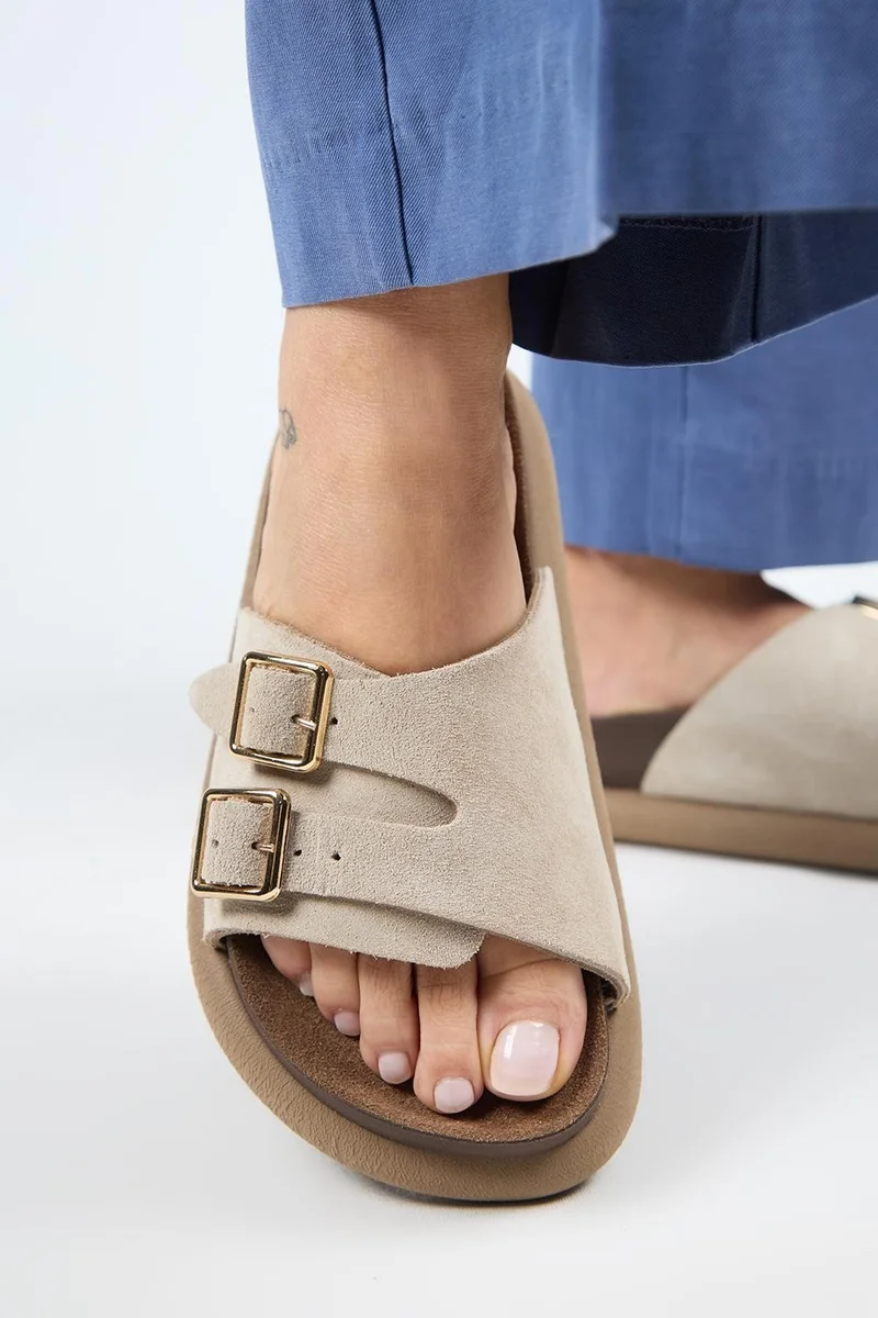 مانجيرو شبشب نسائي من الجلد الطبيعي من مانييرو ليريو، بحزام واحد وإبزيم مزدوج، لون بيج