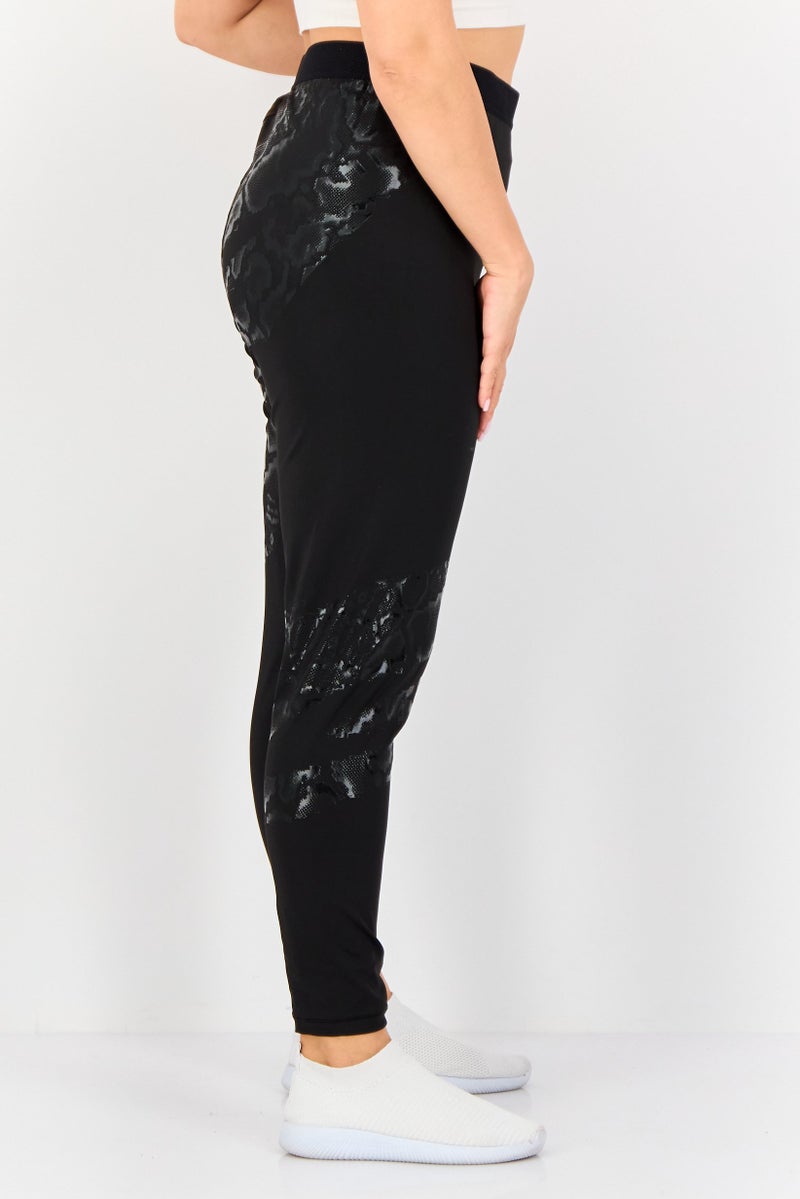 PUMA سراويل تدريب رياضية للنساء بشعار العلامة التجارية، سوداء - Image 2