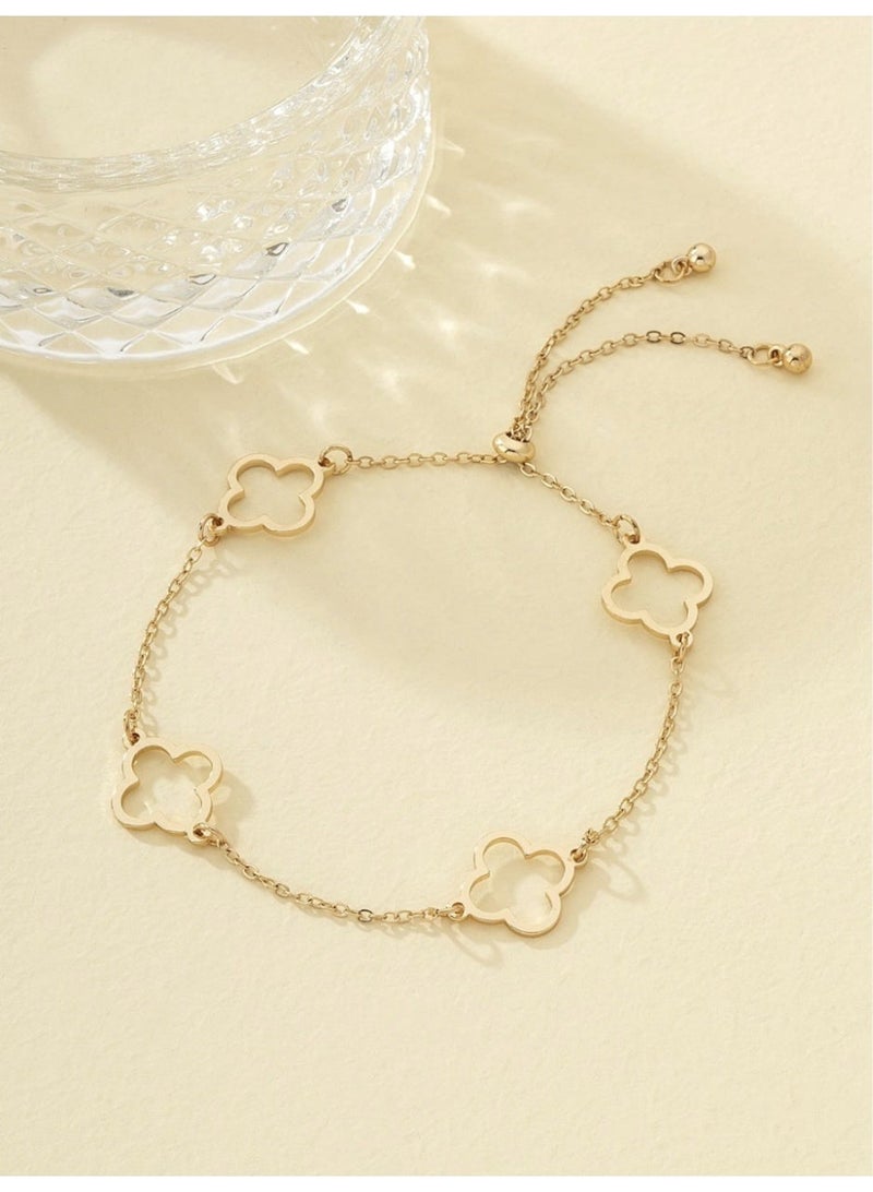 veya An elegant anklet with a hollow design in the shape of a four-leaf leaf, adding a sophisticated symbolic touch that expresses luck and beauty. - Image 3