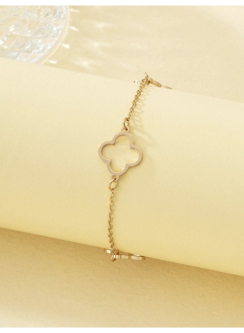 veya An elegant anklet with a hollow design in the shape of a four-leaf leaf, adding a sophisticated symbolic touch that expresses luck and beauty. - Image 2