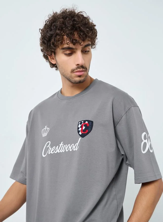 ستايلي تيشيرت واسع بطبعة على الصدر والأكمام