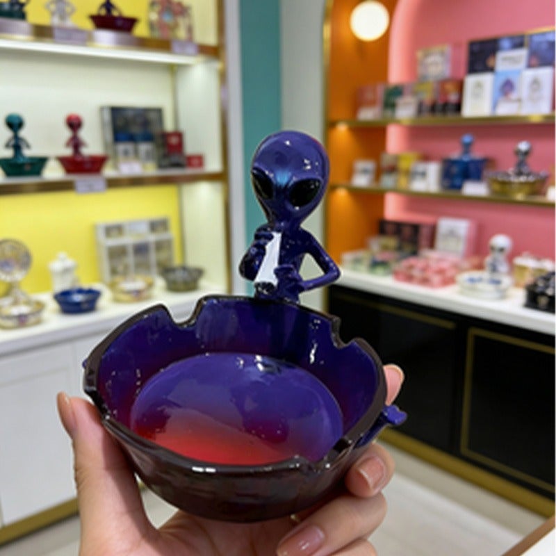 Large Alien Decorative Ashtray - Resin Material, Creative Smoking Accessory for Hotel & Living Room - Image 2