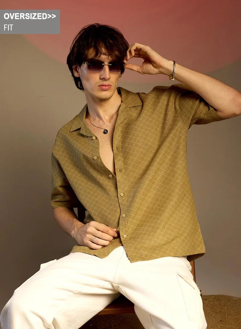Campus Sutra Campus Sutra Men's Olive Green Quad-Lined Oversized Shirt For Casual Wear | Cuban Collar | Short Sleeve | Button Closure | Oversized Shirt Crafted With Comfort Fit For Everyday Wear