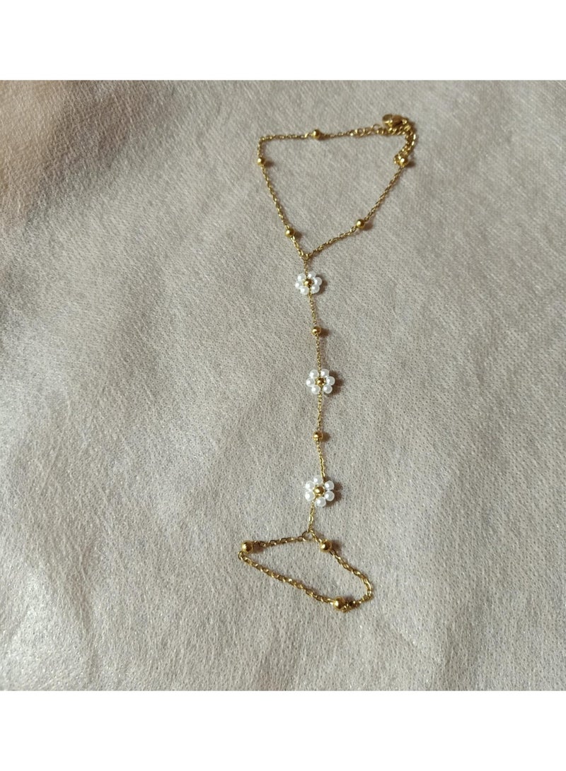 Luxuria A gold palm bracelet (ring attached to a bangle) decorated with white pearl roses. - Image 3