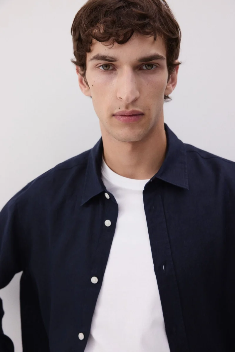 اتش اند ام قميص كتان بقصة عادية