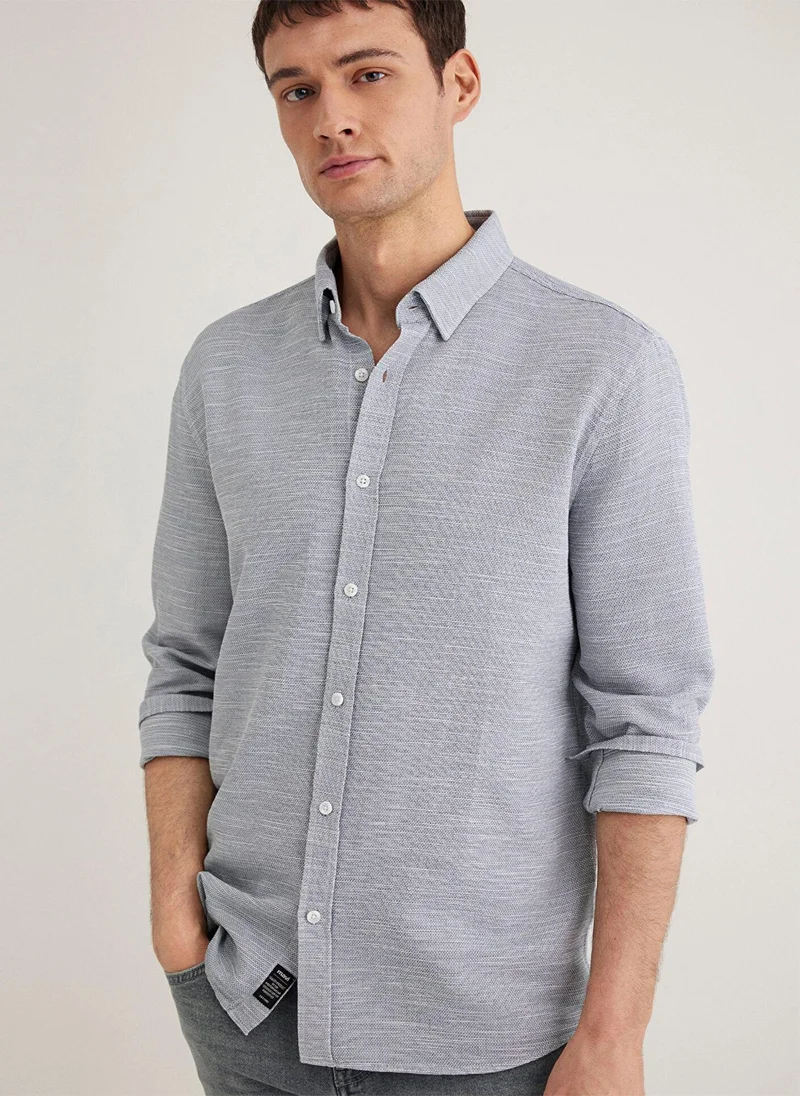 مافي قميص أزرق