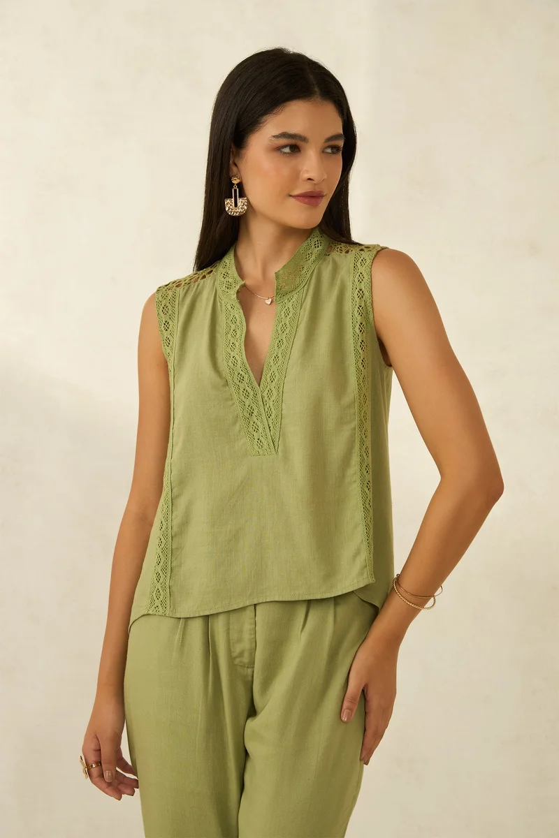 Virgio Virgio Women Viscose Mandarin Collar Crop Length Solid Sleeveless Top