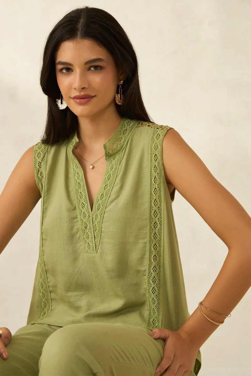 Virgio Virgio Women Viscose Mandarin Collar Crop Length Solid Sleeveless Top