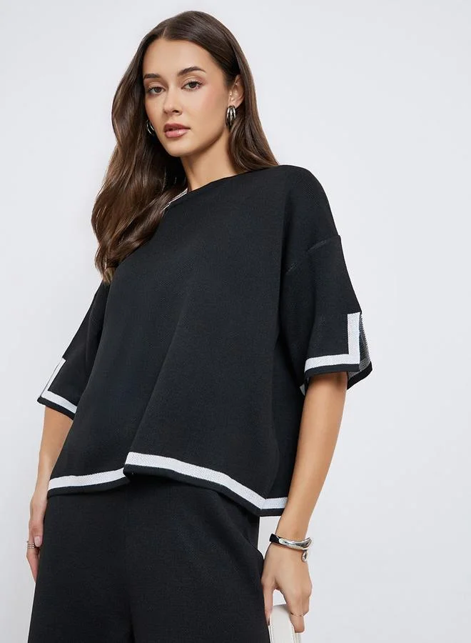 ستايلي بلوزة محبوكة بقصة مريحة وتفاصيل مُتباينة
