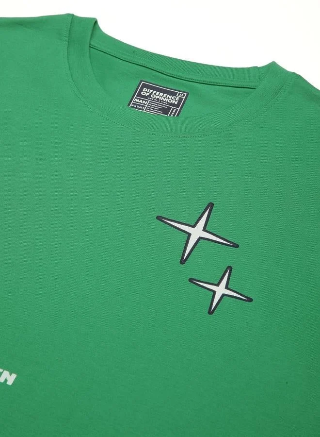 ديفيرينس أوف أوبينيون تيشيرت مطبع بأكمام قصيرة وقصة واسعة للرجال