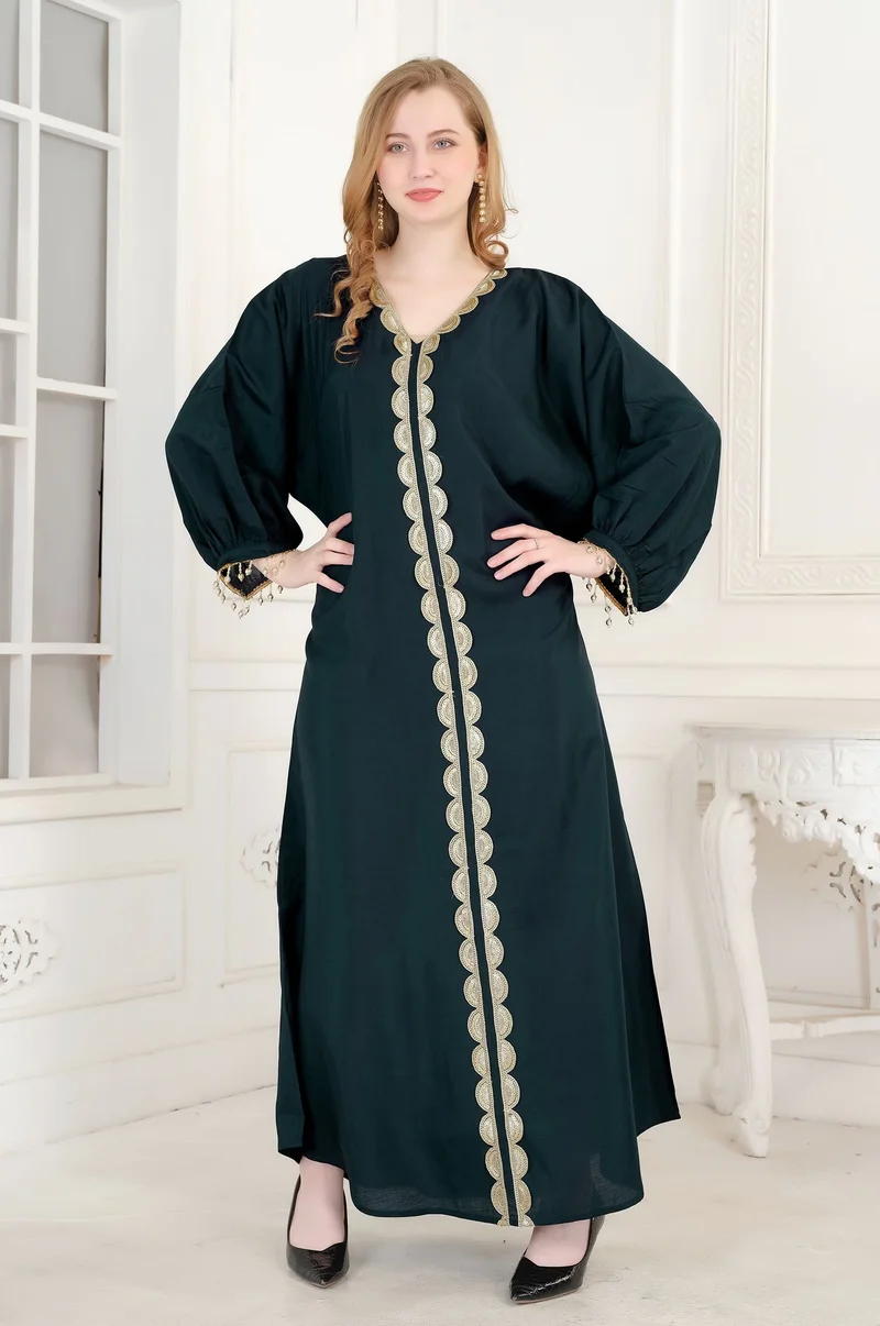 أرتيميا جلابية مطرزة بالترتر بلمسة ساتان ناعمة ولامعة