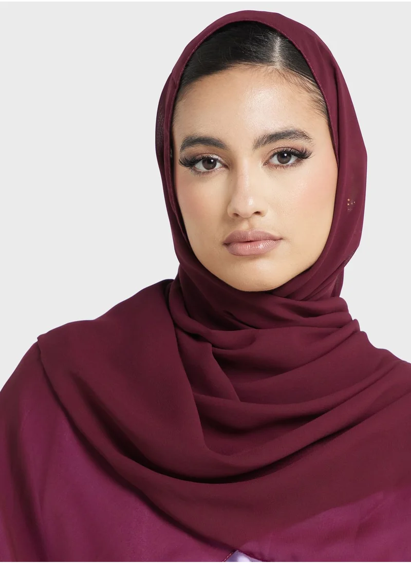 هيا كلوزيت عباية مطرزة بتفاصيل متباينة
