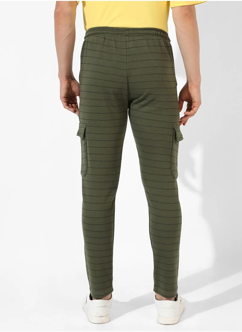 كامبوس سوترا Campus Sutra Men's Olive Green Striped Regular Fit Trackpants For Casual Wear | Angled Open Pockets | Drawstring Waist | Trackpants Crafted With Comfort Fit & High Performance For Everyday Wear