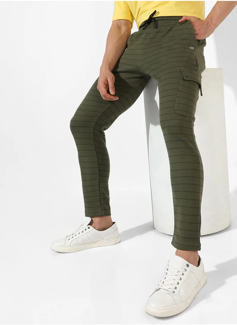 كامبوس سوترا Campus Sutra Men's Olive Green Striped Regular Fit Trackpants For Casual Wear | Angled Open Pockets | Drawstring Waist | Trackpants Crafted With Comfort Fit & High Performance For Everyday Wear