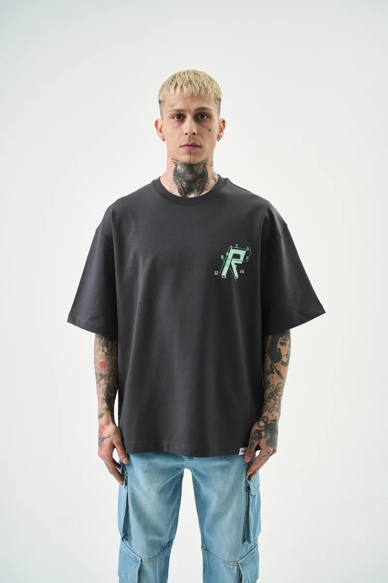 ريسباير تيشيرت رجالي مقاس كبير مطرز بحروف  رمادي مدخن