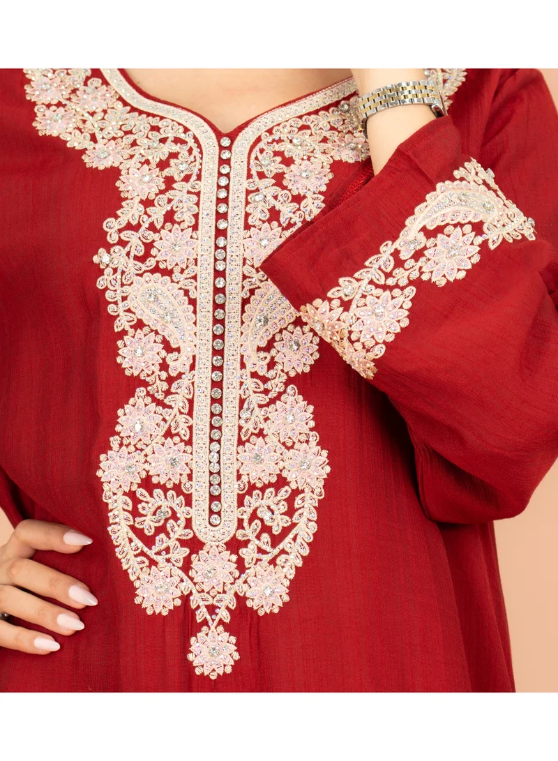 اكسا جلابية كلاسيكية مطرزة بالزهور والكريستال أحمر