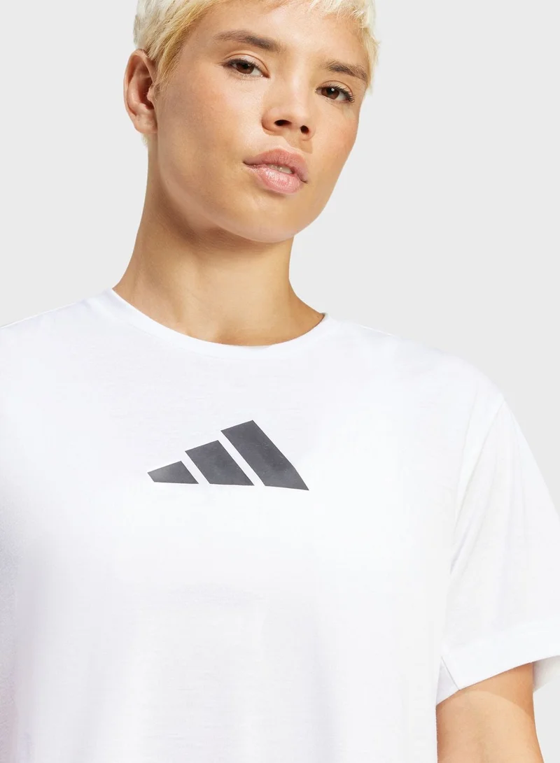 اديداس تيشيرت إسينشال بيج بيرفورمانس مزين بشعار الماركة