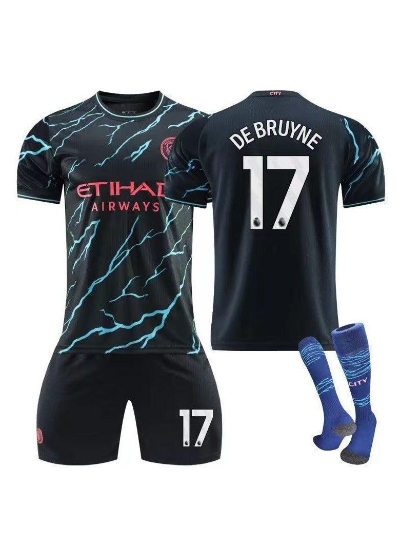عام مجموعة هدايا تتضمن الزي الرسمي لمنزل مانشستر سيتي للموسم 23-24 برقم 17 للاعب دي بروين، مع الشورت والجوارب، بمقاسات للأطفال والكبار، هدية مثالية لأصدقاء المشجعين - Image 1