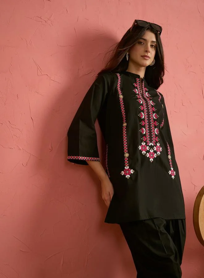 ساسافراس طقم كورتة قصيرة مطرزة مع سروال فارشي - أسود