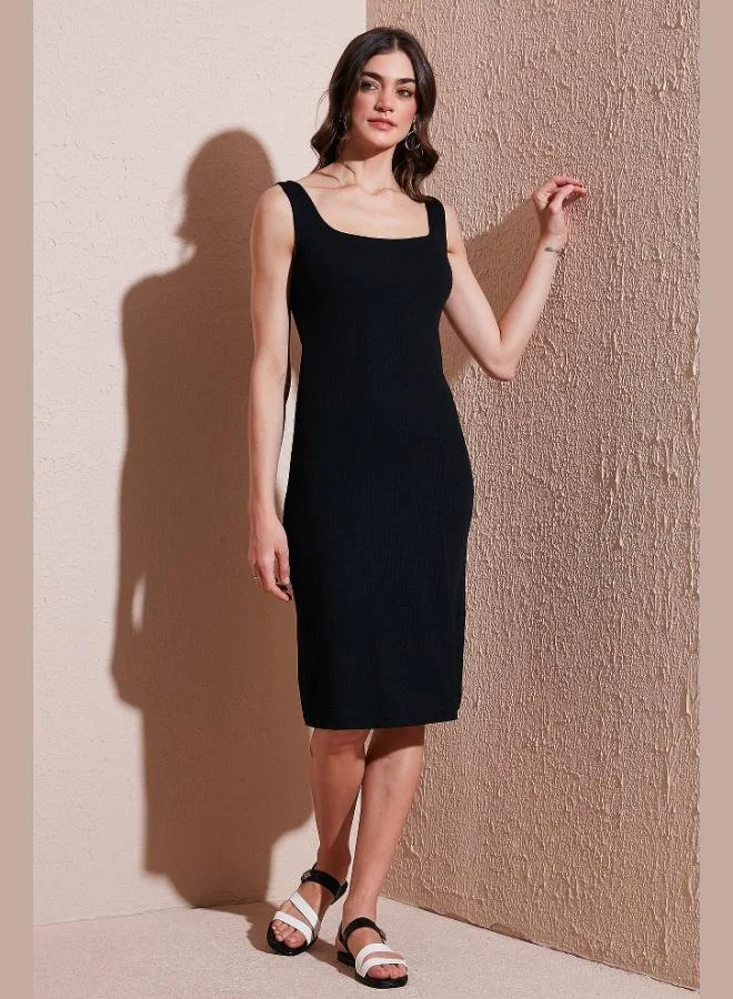 ليلا فستان نسائي متوسط الطول بياقة مربعة وأشرطة عريضة من ليلا