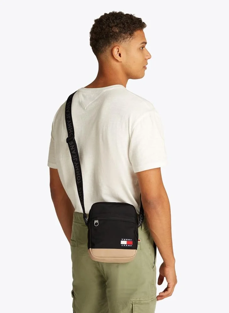 TOMMY JEANS ESSENTIAL DAILY REPORTER BAG