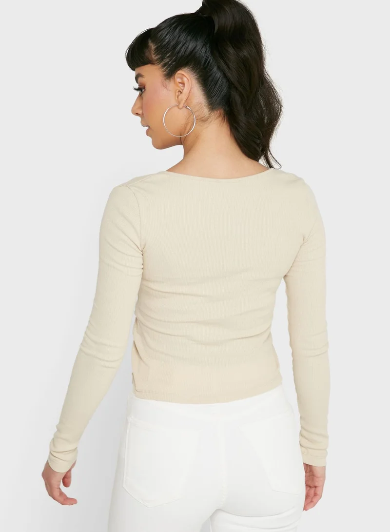 boohoo V-Neck Ruched Crop Top
