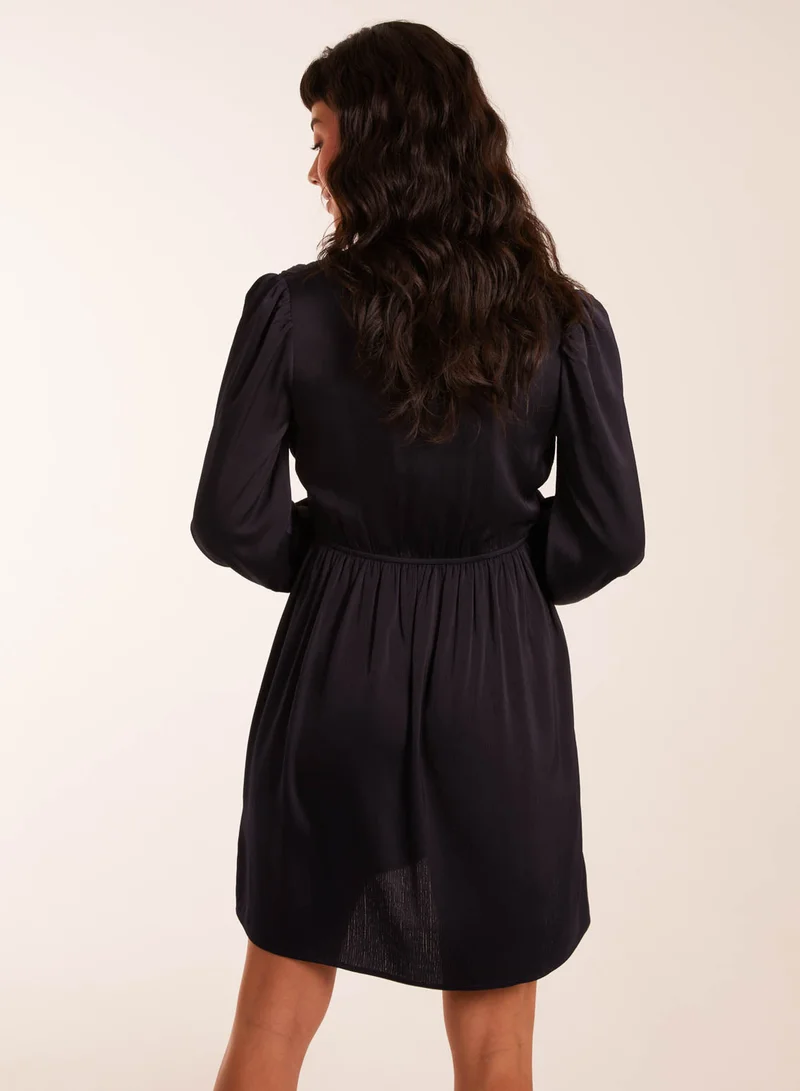 بلو فانيلا فستان قصير بأكمام طويلة وفتحة رقبة على شكل