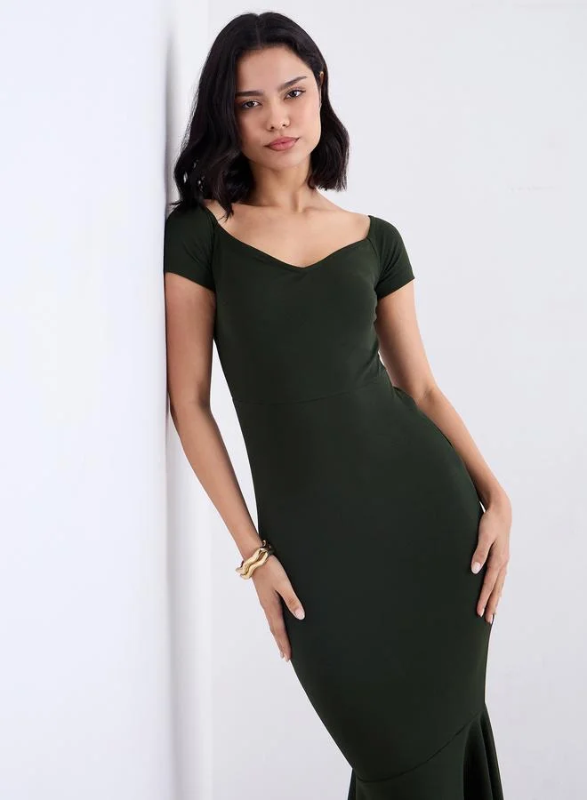 ستايلي فستان ميدي بقصة ضيقة وياقة قلب