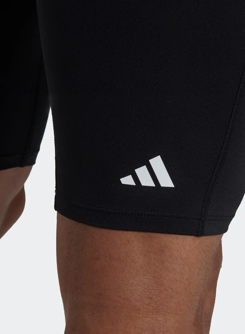 adidas بنطال ضيق بشعار الماركة