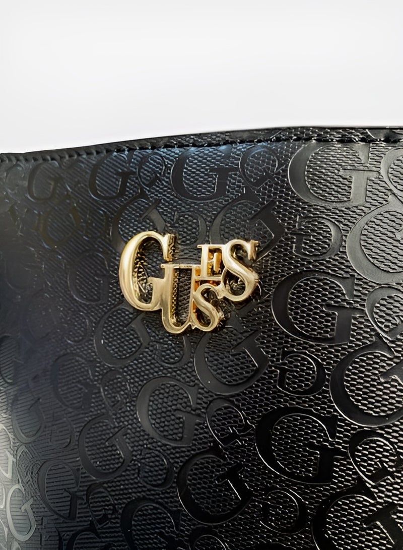 جس حقيبة دلو منقوشة باللون الأسود من GUESS للنساء - Image 4