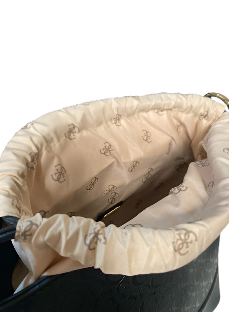 جس حقيبة دلو منقوشة باللون الأسود من GUESS للنساء - Image 5