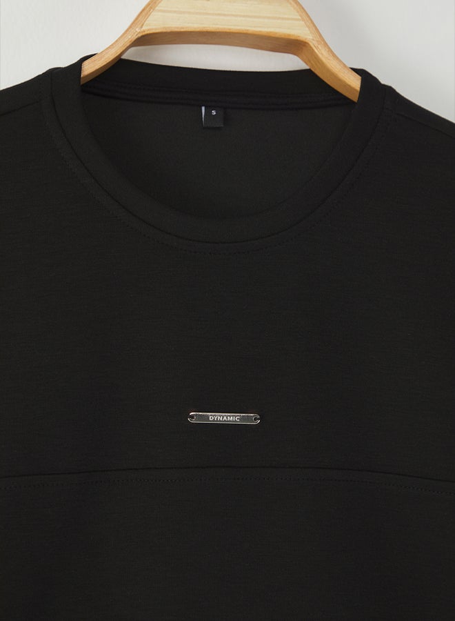trendyol Black Oversize/Wide Cut Metal Label Detail Soft Tissue Interlock Fabric T-Shirt - Image 4