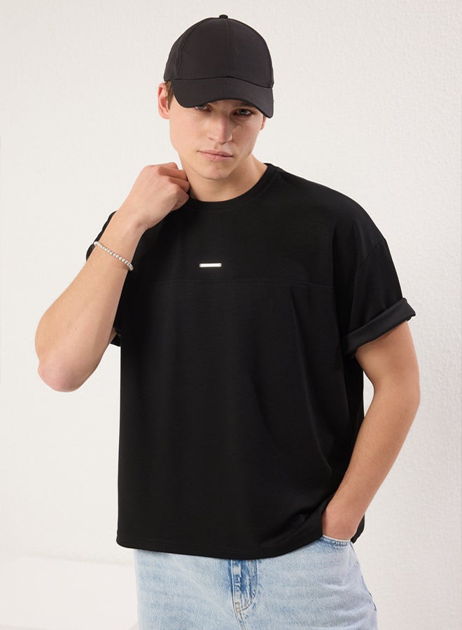 trendyol Black Oversize/Wide Cut Metal Label Detail Soft Tissue Interlock Fabric T-Shirt - Image 2