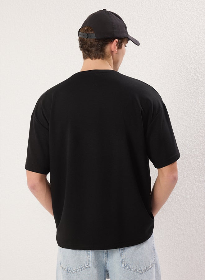 trendyol Black Oversize/Wide Cut Metal Label Detail Soft Tissue Interlock Fabric T-Shirt - Image 3
